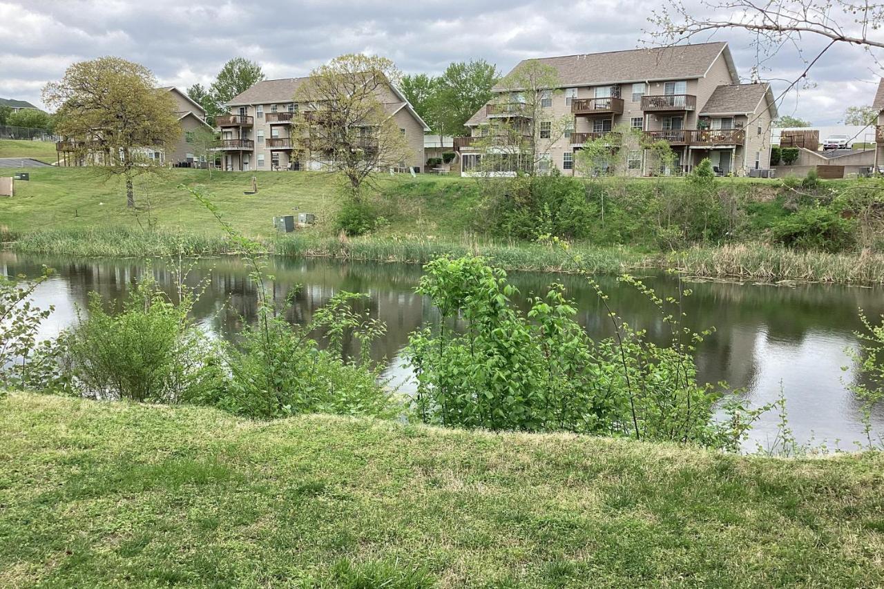 A Little Lake Retreat ブランソン エクステリア 写真