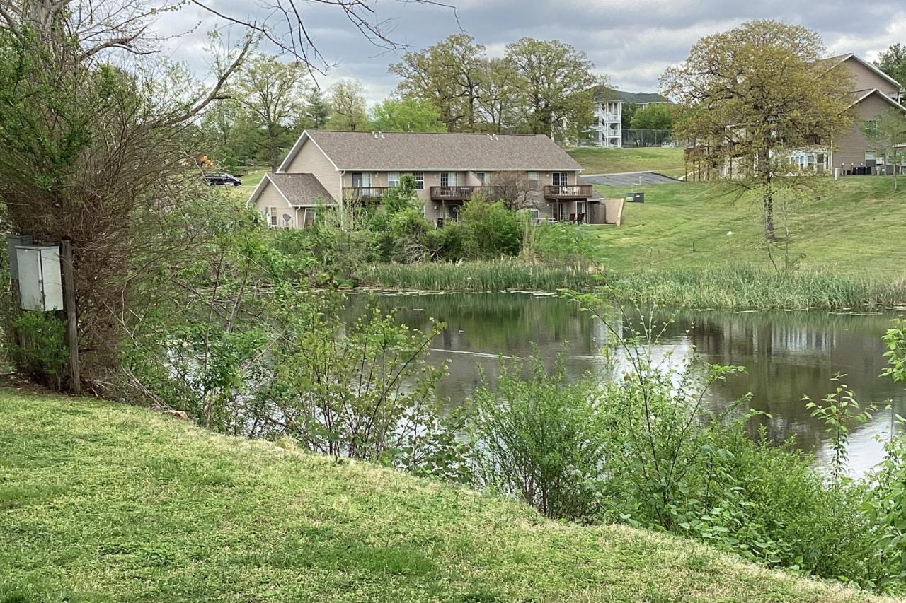 A Little Lake Retreat ブランソン エクステリア 写真